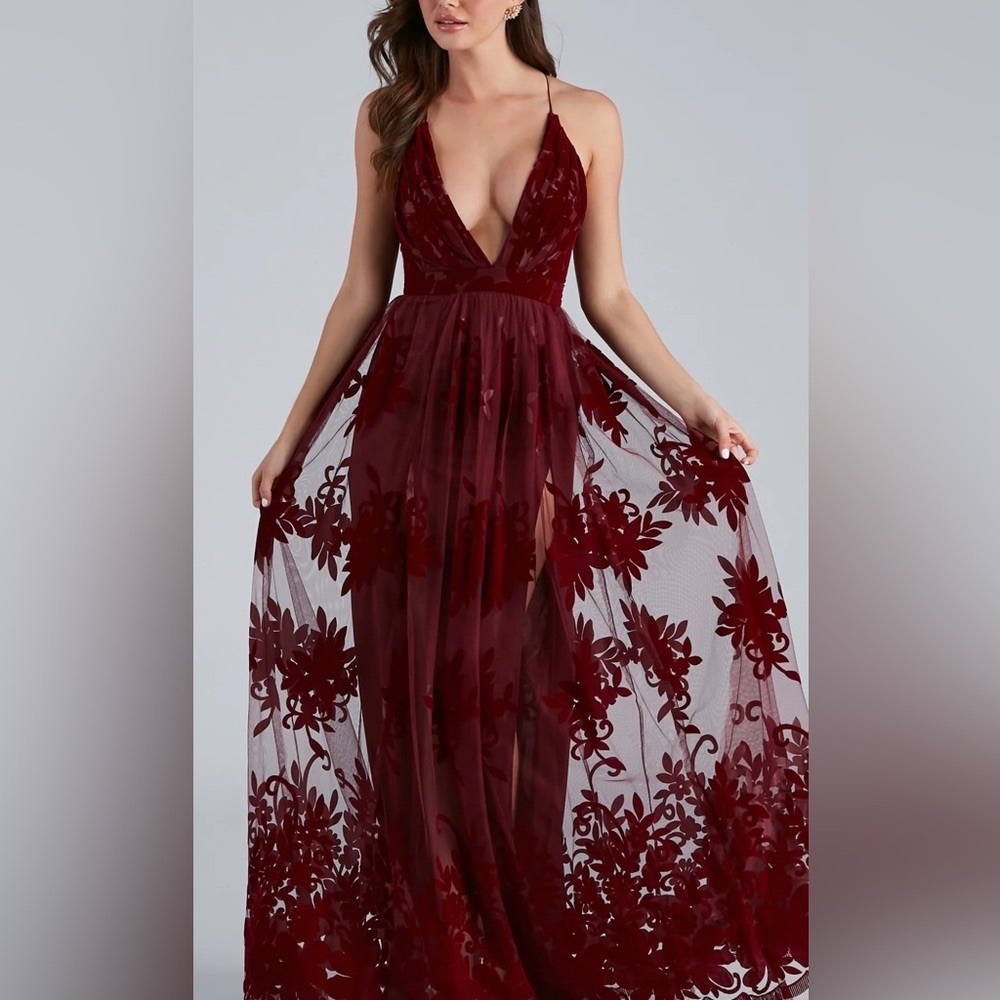 Windsor long dress in burgundy velvet.